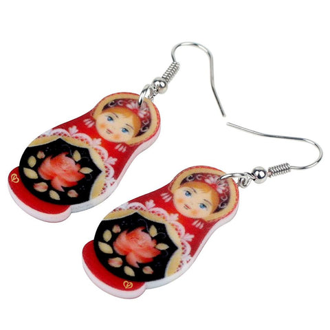 Boucles d'oreilles Matriochka noires et rouges avec fleur rouge.