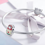 Pendentif matriochka argent 925 avec motif de fleur rouge.