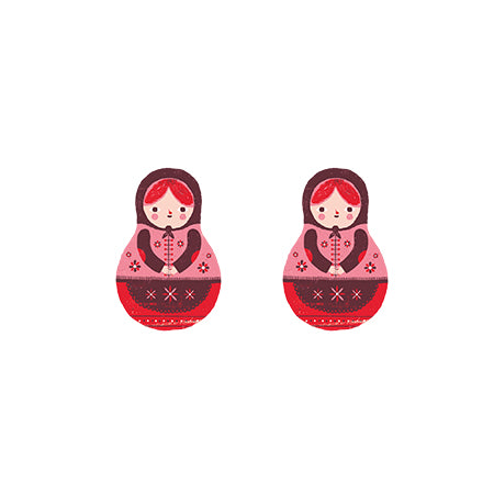 Boucles d'oreille poupée russe rouge.