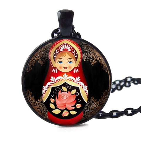 Collier Poupée Russe Élégant chaine noire.