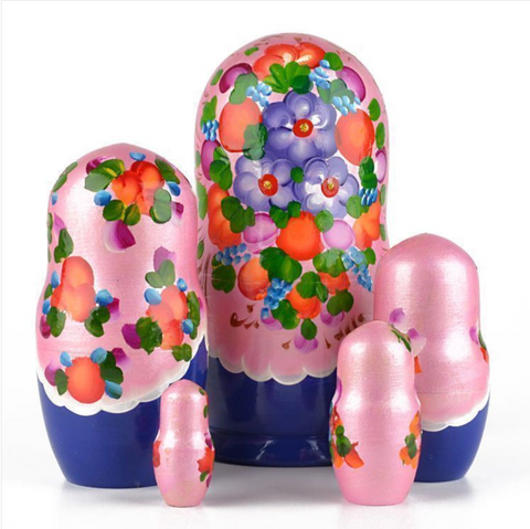 Poupée Russe avec fleurs du printemps.