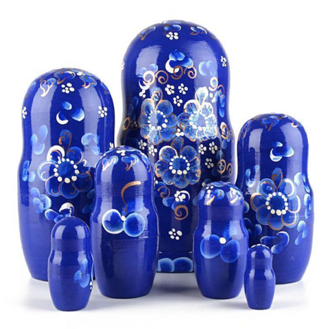 Poupée Russe bleue voyage avec fleurs.