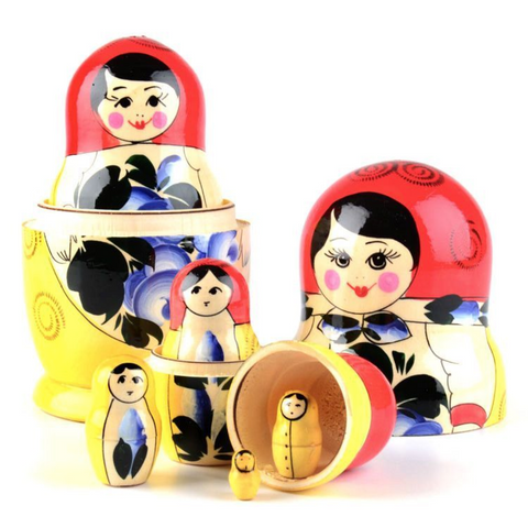 Poupée Russe rouge et jaune ouverte avec fleurs bleues.