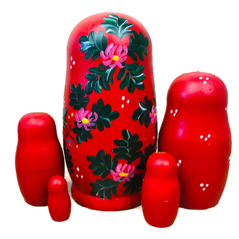 Poupée Russe rouge vif avec fraises.