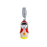 Pendentif matriochka rouge et orange.