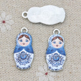 Pendentif matriochka blanc et bleu.