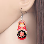 Boucles d'oreilles Matriochka noires et rouges avec motifs floraux..