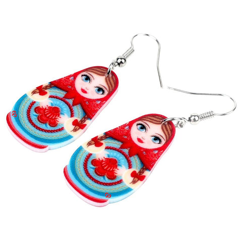 Boucles d'oreilles Matriochka bleu avec un foulard rouge.