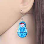 Boucles d'oreilles Matriochka nuances bleus avec motifs fleurs.