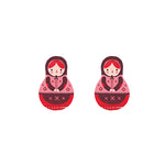 Boucles d'oreille poupée russe rouge.